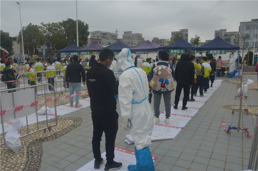 （演練現場，志愿者協助受檢人利用手機進行個人信息登記）_副本.png