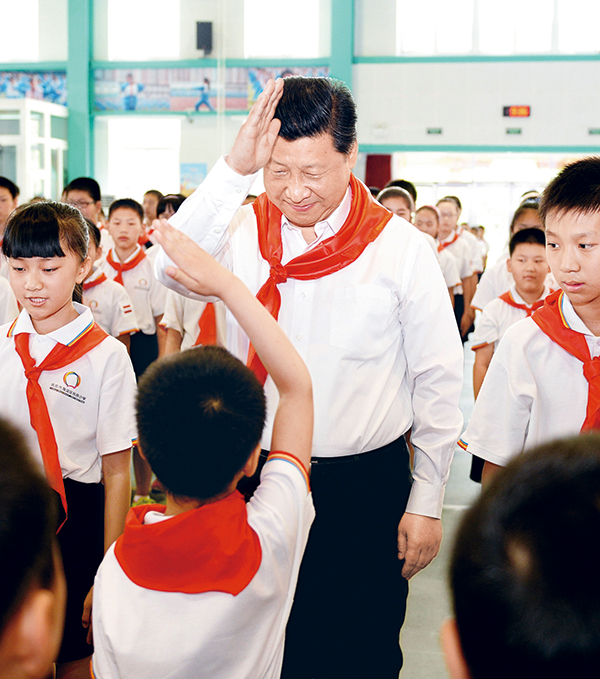 2014年5月30日上午，中共中央總書(shū)記、國(guó)家主席、中央軍委主席習(xí)近平來(lái)到北京市海淀區(qū)民族小學(xué)，參加慶祝“六一”國(guó)際兒童節(jié)活動(dòng)。這是習(xí)近平參加少先隊(duì)入隊(duì)儀式。 新華社記者 李濤/攝