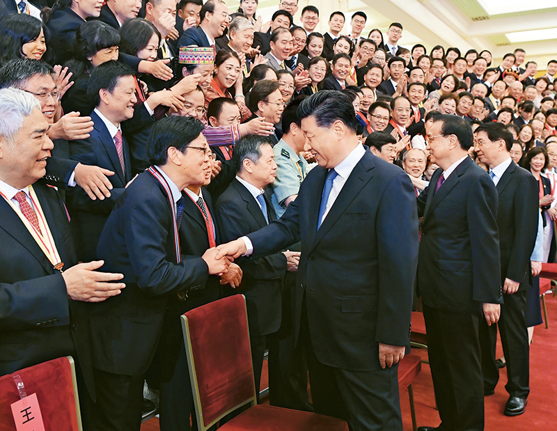 2019年9月10日，黨和國(guó)家領(lǐng)導(dǎo)人習(xí)近平、李克強(qiáng)、王滬寧等在北京人民大會(huì)堂會(huì)見(jiàn)慶祝2019年教師節(jié)暨全國(guó)教育系統(tǒng)先進(jìn)集體和先進(jìn)個(gè)人表彰大會(huì)受表彰代表。 新華社記者 申宏/攝