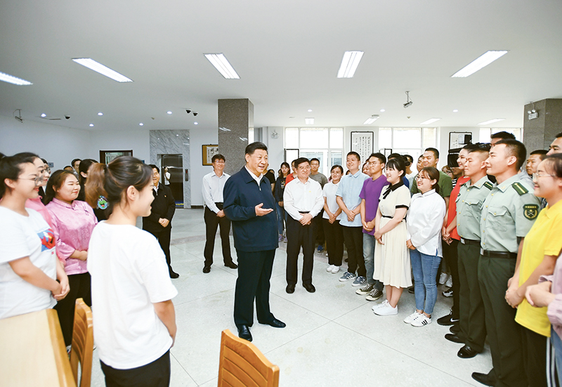 2019年7月15日至16日，中共中央總書(shū)記、國(guó)家主席、中央軍委主席習(xí)近平在內(nèi)蒙古考察并指導(dǎo)開(kāi)展“不忘初心、牢記使命”主題教育。這是16日上午，習(xí)近平在內(nèi)蒙古大學(xué)圖書(shū)館同學(xué)生們親切交談，勉勵(lì)他們志存高遠(yuǎn)、腳踏實(shí)地、發(fā)奮圖強(qiáng)。 新華社記者 謝環(huán)馳/攝