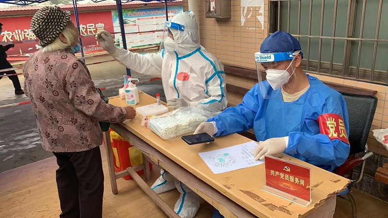 5黨員干部協助醫護人員進行核酸采樣.jpg