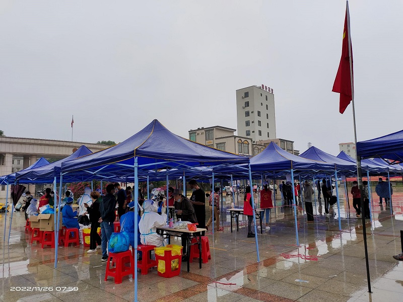 8核酸檢測現場，黨旗高高飄揚.jpg