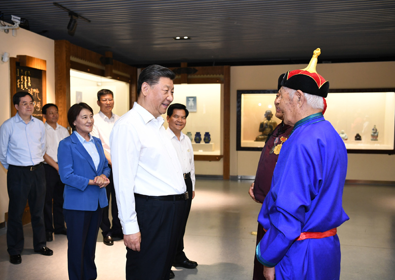 7月15日至16日，中共中央總書記、國家主席、中央軍委主席習近平在內蒙古考察并指導開展“不忘初心、牢記使命”主題教育。這是15日上午，習近平在赤峰博物館同古典民族史詩《格薩（斯）爾》非物質文化遺產傳承人親切交談。