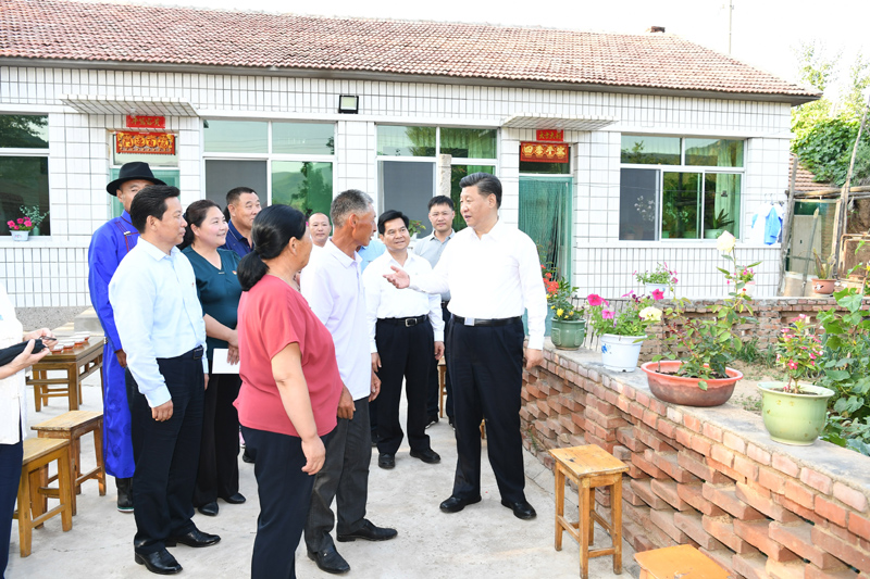 7月15日至16日，中共中央總書記、國家主席、中央軍委主席習近平在內蒙古考察并指導開展“不忘初心、牢記使命”主題教育。這是15日下午，習近平在赤峰市喀喇沁旗河南街道馬鞍山村村民張國利家，同基層干部群眾代表親切交流。