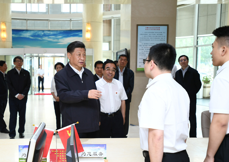 7月15日至16日，中共中央總書記、國家主席、中央軍委主席習近平在內蒙古考察并指導開展“不忘初心、牢記使命”主題教育。這是16日上午，習近平在內蒙古自治區自然資源廳自然資源政務大廳同工作人員交談，了解開展主題教育和落實便捷高效政務服務等情況。