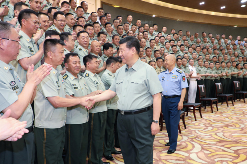 7月15日至16日，中共中央總書記、國家主席、中央軍委主席習近平在內蒙古考察并指導開展“不忘初心、牢記使命”主題教育。這是16日上午，習近平在呼和浩特親切接見駐內蒙古部隊副師職以上領導干部和團級單位主官，代表黨中央和中央軍委向駐內蒙古部隊全體官兵致以誠摯問候。