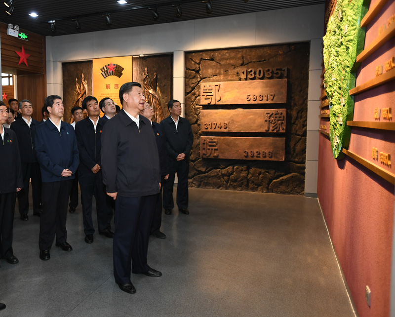 9月16日至18日，中共中央總書記、國家主席、中央軍委主席習近平在河南考察。這是16日下午，習近平來到位于信陽市新縣的鄂豫皖蘇區(qū)首府烈士陵園，瞻仰革命烈士紀念堂。 新華社記者 謝環(huán)馳 攝