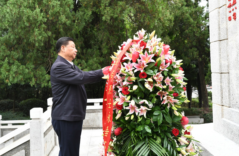 　　9月16日至18日，中共中央總書記、國家主席、中央軍委主席習近平在河南考察。這是16日下午，習近平來到位于信陽市新縣的鄂豫皖蘇區(qū)首府烈士陵園，瞻仰革命烈士紀念碑，向革命先烈敬獻花籃。 新華社記者 謝環(huán)馳 攝