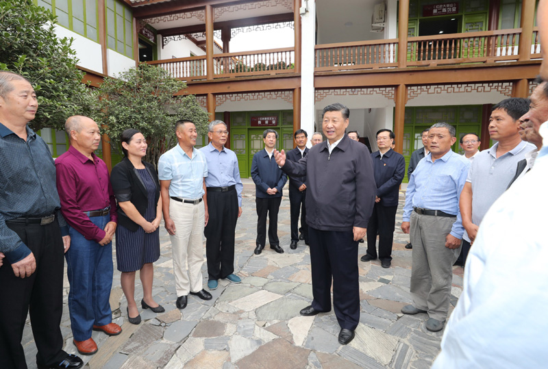　　9月16日至18日，中共中央總書記、國家主席、中央軍委主席習近平在河南考察。這是16日下午，習近平在位于信陽市新縣的鄂豫皖蘇區(qū)首府革命博物館，同當?shù)丶t軍后代、革命烈士家屬代表親切交談。 新華社記者 鞠鵬 攝