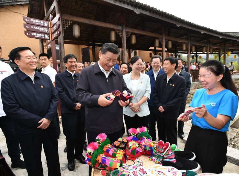 　　9月16日至18日，中共中央總書記、國家主席、中央軍委主席習近平在河南考察。這是16日下午，習近平在信陽市新縣田鋪鄉(xiāng)田鋪大塆考察調研。 新華社記者 謝環(huán)馳 攝