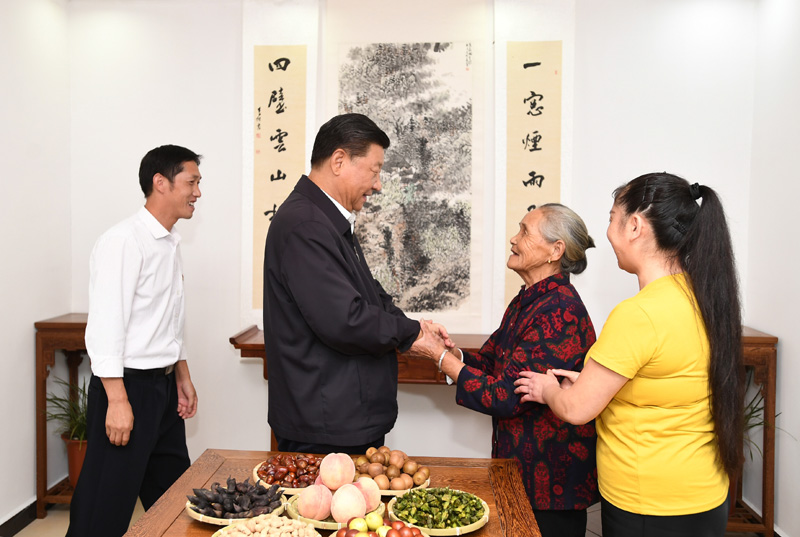 　　9月16日至18日，中共中央總書記、國家主席、中央軍委主席習近平在河南考察。這是16日下午，習近平在信陽市新縣田鋪鄉(xiāng)田鋪大塆“老家寒舍”民宿店，同店主一家親切交談。 新華社記者 謝環(huán)馳 攝