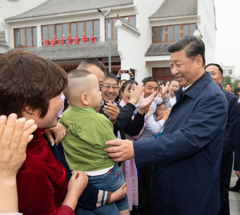 9月16日至18日，中共中央總書記、國家主席、中央軍委主席習近平在河南考察。這是17日上午，習近平在信陽市光山縣文殊鄉(xiāng)東岳村同鄉(xiāng)親們親切交流，祝愿鄉(xiāng)親們生活芝麻開花節(jié)節(jié)高。新華社記者 謝環(huán)馳 攝
