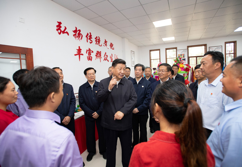 9月16日至18日，中共中央總書記、國家主席、中央軍委主席習近平在河南考察。這是17日上午，習近平在信陽市光山縣文殊鄉(xiāng)東岳村文化接待中心，同當?shù)孛撠氈赂粠ь^人親切交流，勉勵他們帶動更多鄉(xiāng)親們致富。新華社記者 謝環(huán)馳 攝