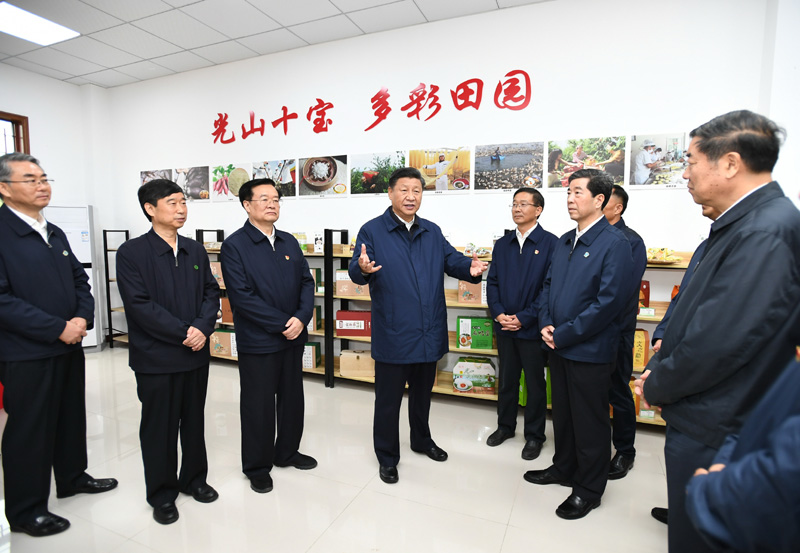 9月16日至18日，中共中央總書記、國家主席、中央軍委主席習近平在河南考察。這是17日上午，習近平在信陽市光山縣文殊鄉(xiāng)東岳村文化接待中心，了解光山縣脫貧工作和中辦在光山縣扶貧工作情況。新華社記者 謝環(huán)馳 攝