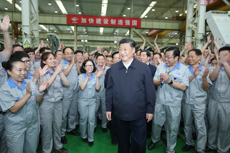 9月16日至18日，中共中央總書記、國家主席、中央軍委主席習近平在河南考察。這是17日下午，習近平在鄭州煤礦機械集團股份有限公司總裝車間同工人們親切交流，鼓勵他們加強自主創(chuàng)新，爭創(chuàng)發(fā)展戰(zhàn)略優(yōu)勢。新華社記者 鞠鵬 攝