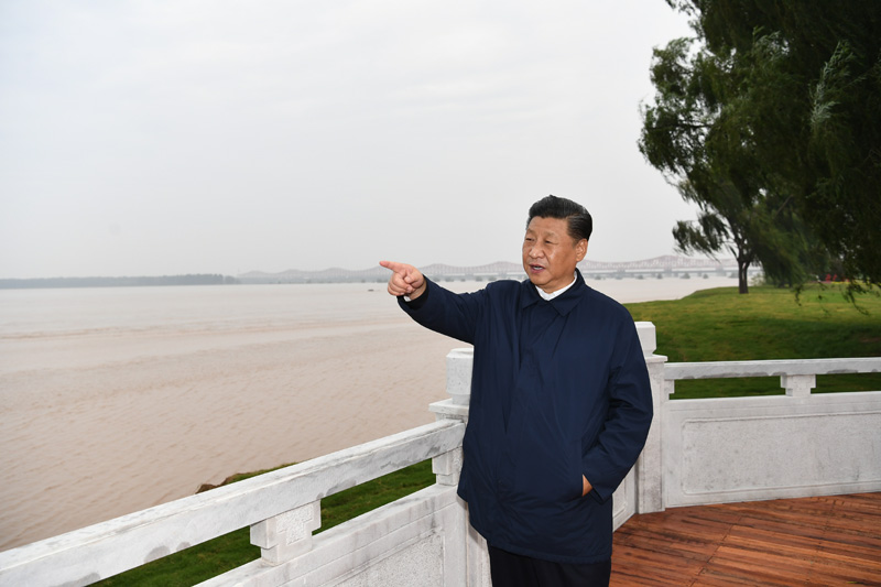9月16日至18日，中共中央總書記、國家主席、中央軍委主席習近平在河南考察。這是17日下午，習近平在鄭州黃河國家地質公園，眺望黃河鄭州段。新華社記者 謝環(huán)馳 攝