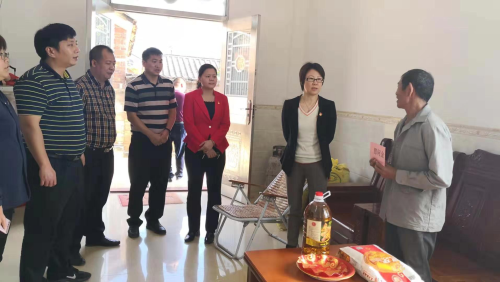 慰問(wèn)貧困戶.jpg