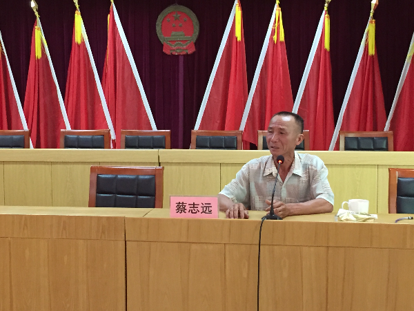 蔡志遠同志在講自身的家庭故事.jpg