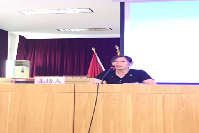 建新鎮婦聯主席鄭惠芳主持會議.jpg