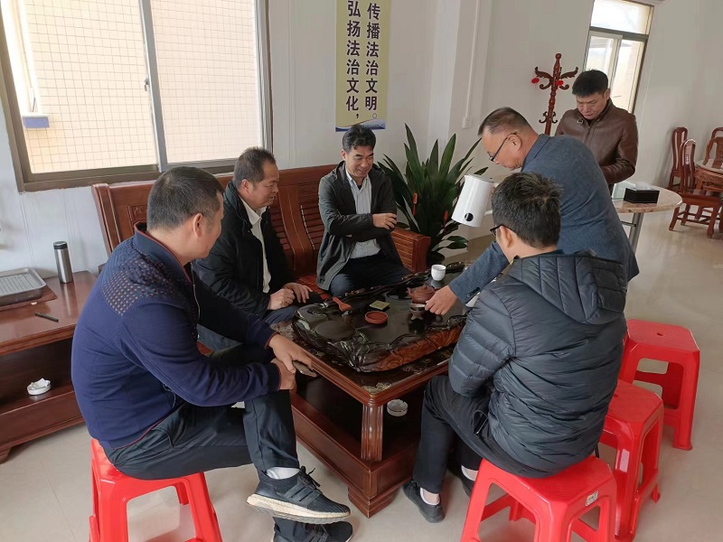 2 鎮領導與新海茂董事長陳國良促膝長談，傾聽企業心聲.jpg