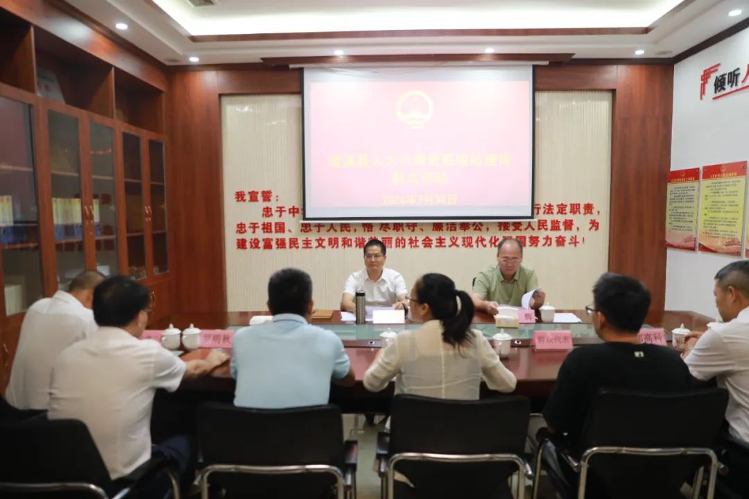 駱華慶到北坡鎮人大代表中心聯絡站接待群眾