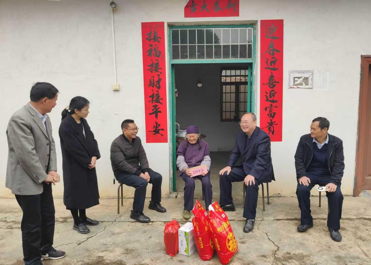 陳輝到洋青鎮開展春節送溫暖慰問活動