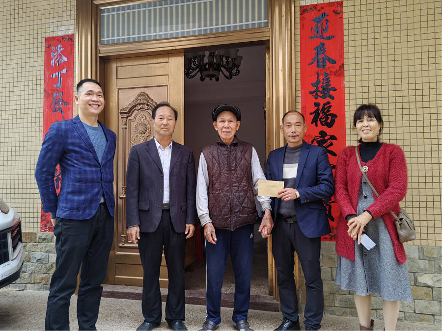 1月23日下午，駐點領導龐文培副鎮(zhèn)長到石角村慰問生活困難老黨員、老干部并送上新春祝福.png
