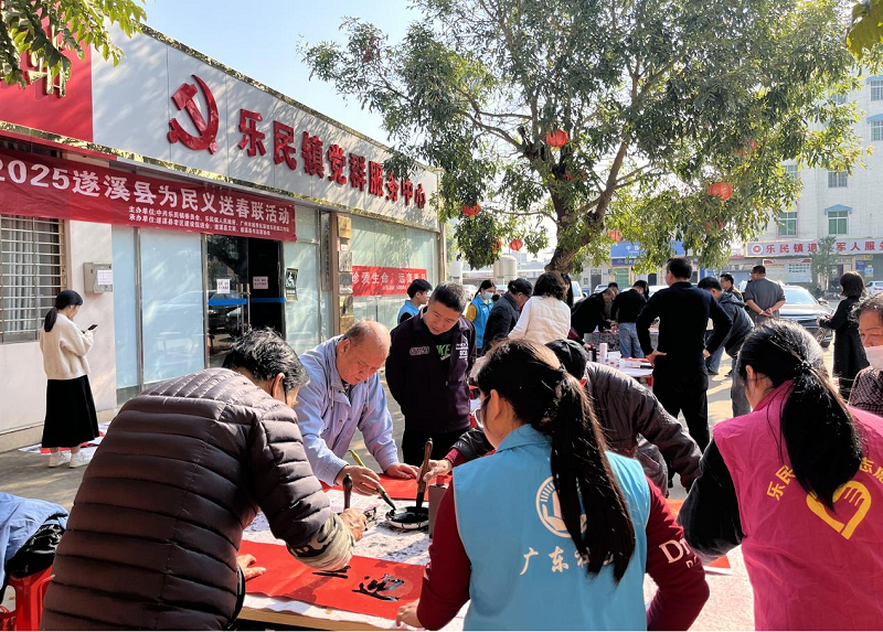 圖4：為民義送春聯(lián)活動(dòng)現(xiàn)場(chǎng)人潮踴躍.png