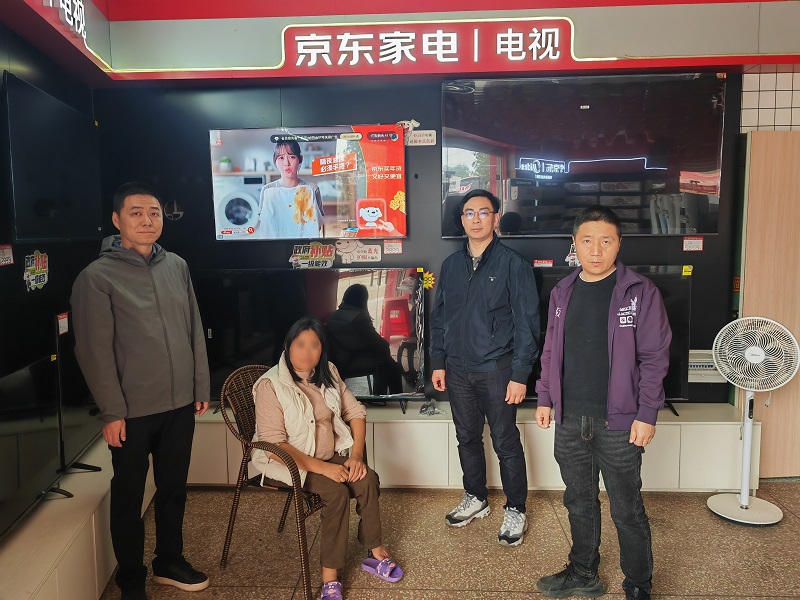 圖6：駐鎮(zhèn)工作隊(duì)陪同肢體殘疾困難群眾到家電商城選購(gòu)捐贈(zèng)電視機(jī).jpg