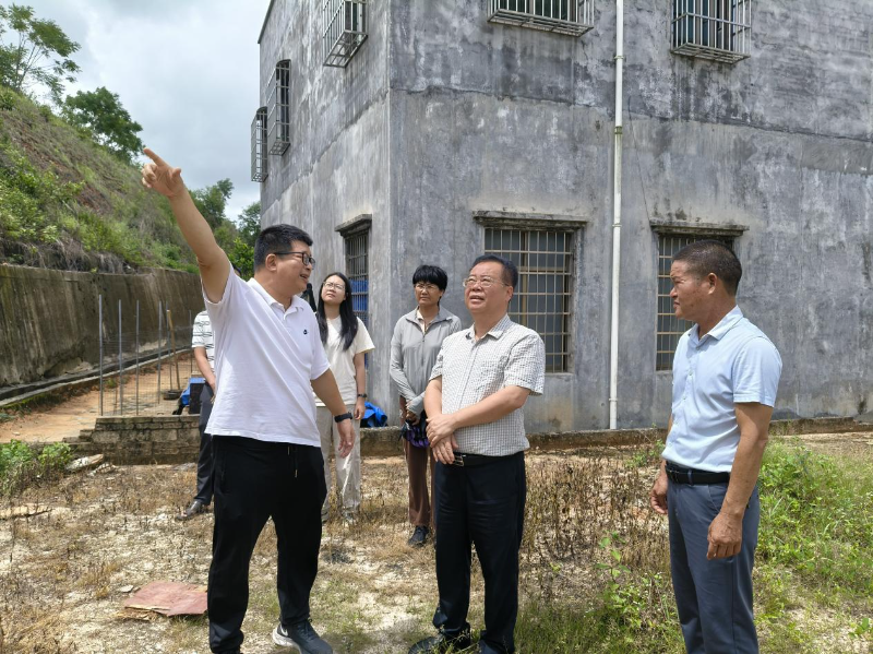 遂溪縣政協主席潘汝權赴楊柑鎮督導“百千萬工程”和臺風防御工作