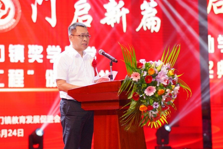 縣委常委、副縣長朱銳發表講話.JPG