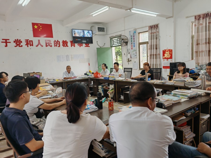 情暖教師節(jié) 關懷入師心——港門鎮(zhèn)紀委開展2025年教師節(jié)慰問活動