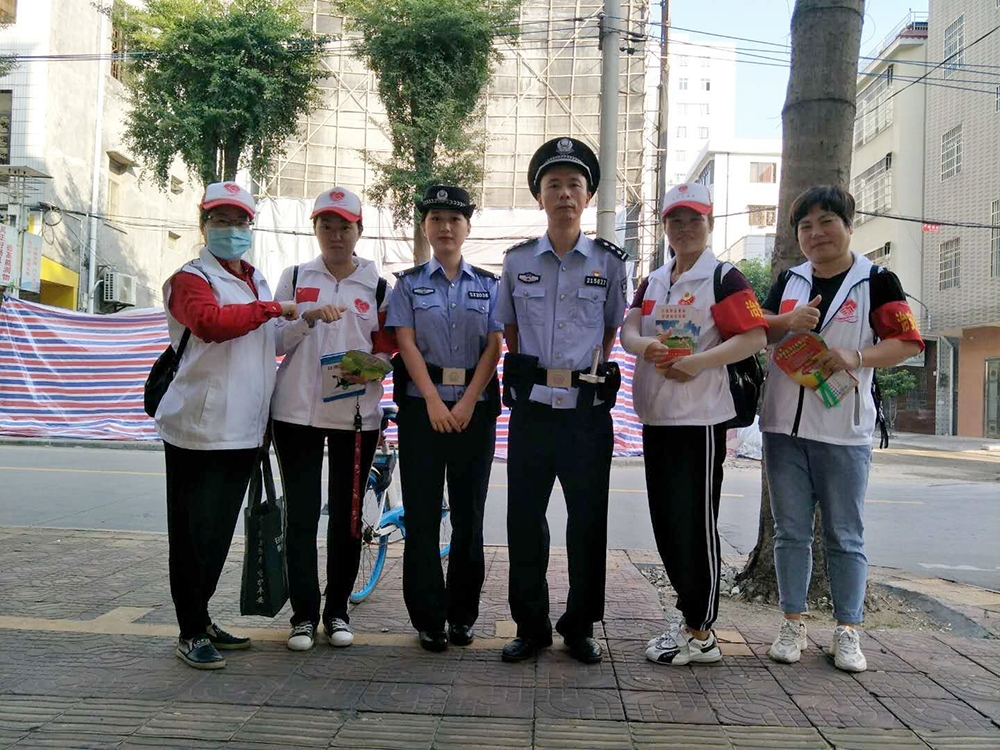 10月26日，團縣委組織志愿者組建“治安聯防”志愿者服務隊7.jpg