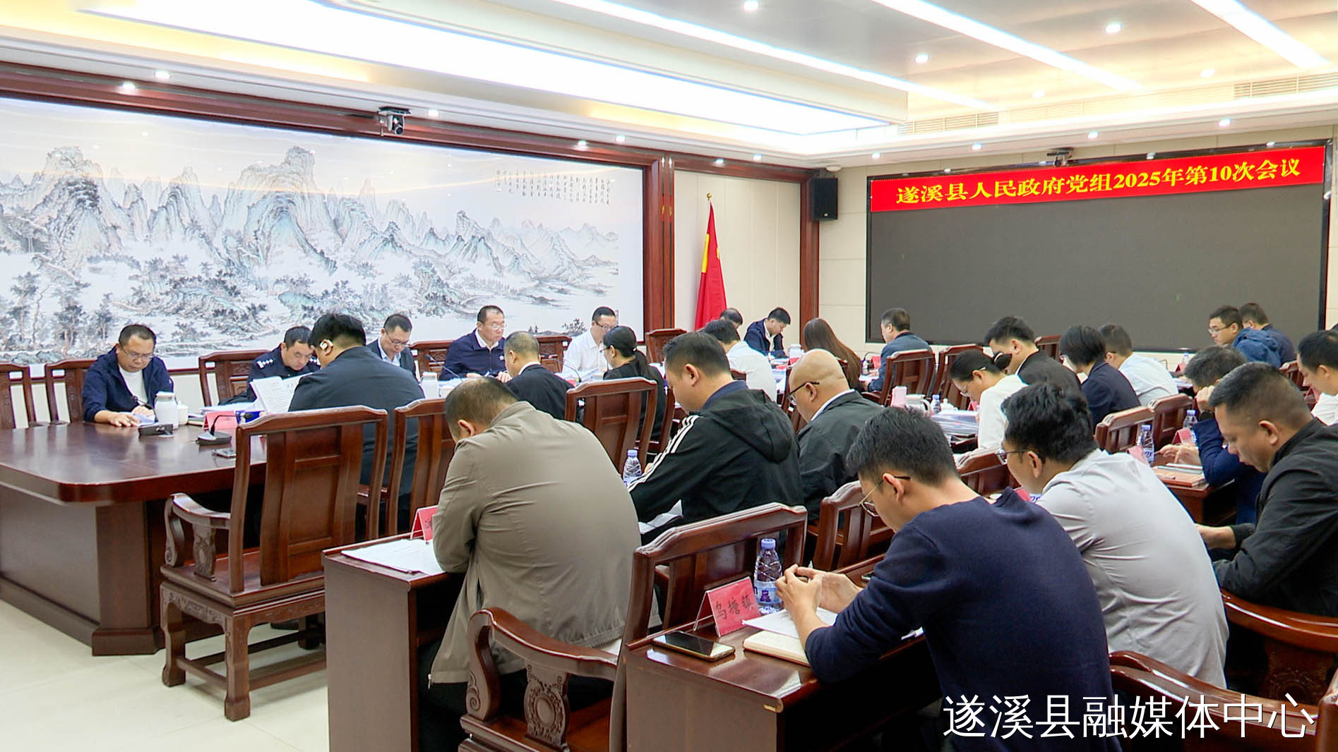 張洋主持召開遂溪縣政府黨組第10次會(huì)議及十七屆縣政府第72次...